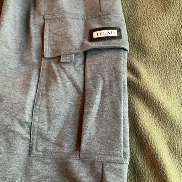 Trend men’s gray cargo sweatpants. Size XXL. Drawstring. Back pocket on right - Picture 5 of 9